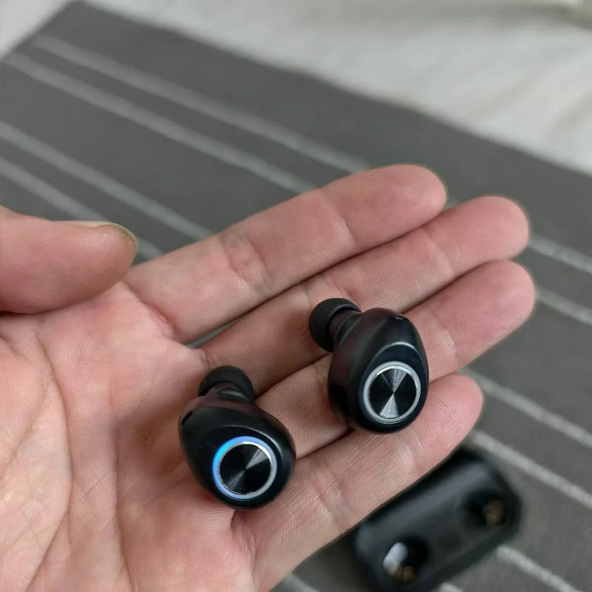 QCC3020 TWS Wireless Earbuds with Emergency Power Bank Charging Case