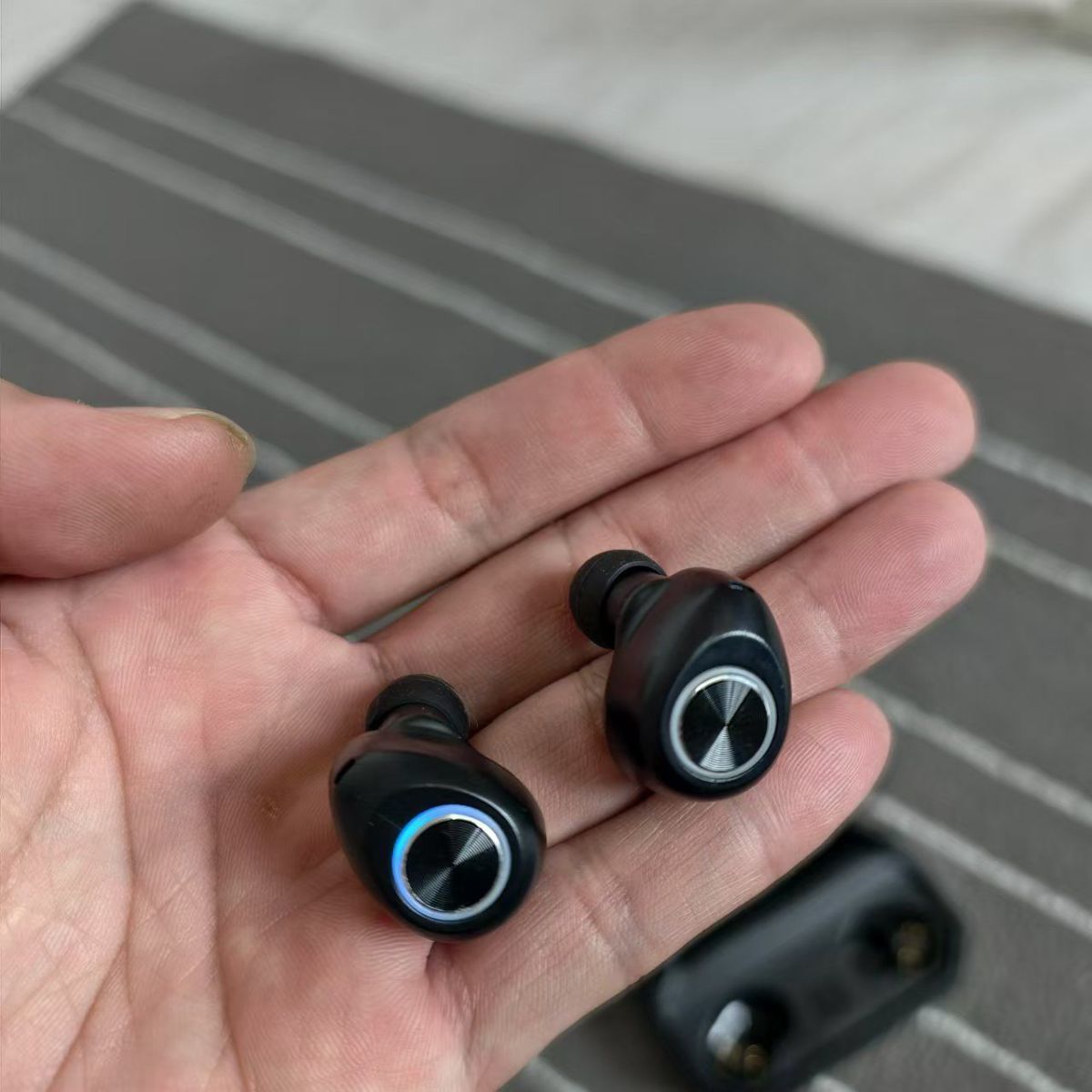 QCC3020 TWS Wireless Earbuds with Emergency Power Bank Charging Case