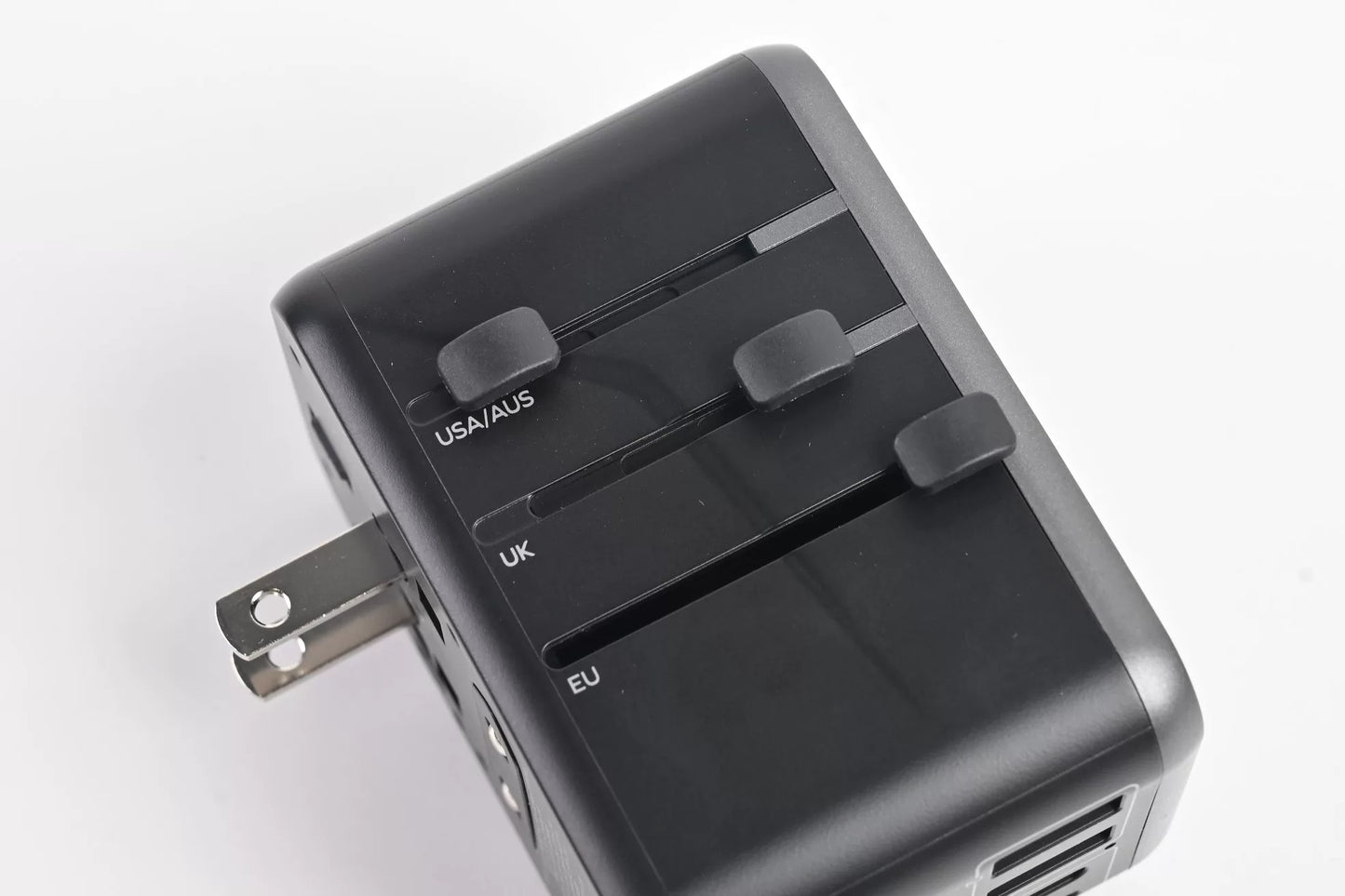 Momax Global Travel Power Socket Universal