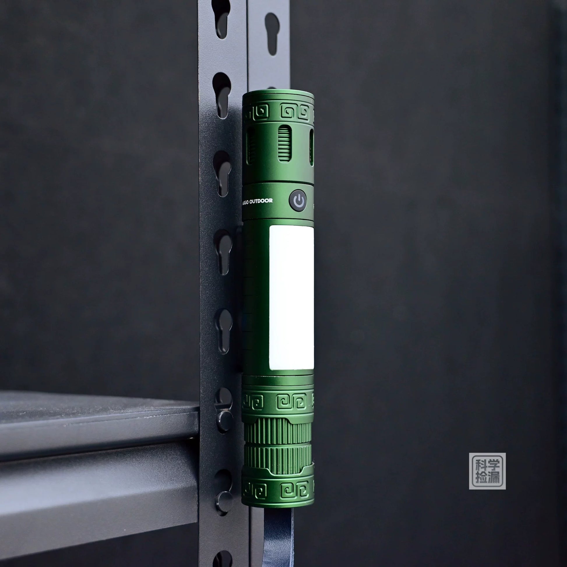 AIGO Multifunction Flashlight Emergency Light Seat