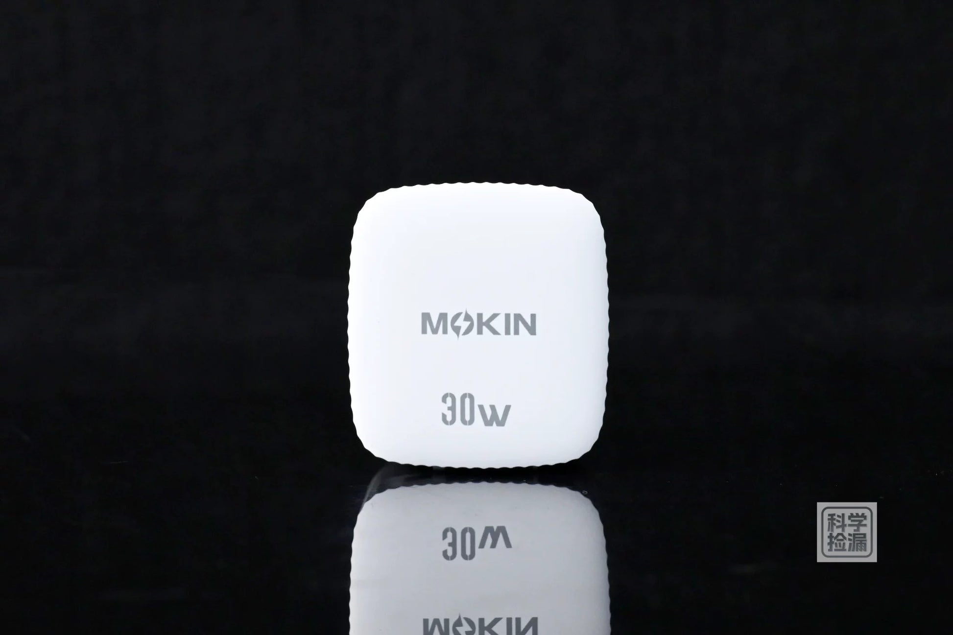 MOKIN 30W GaN Retractable Cable Charger 1A1C Fast 