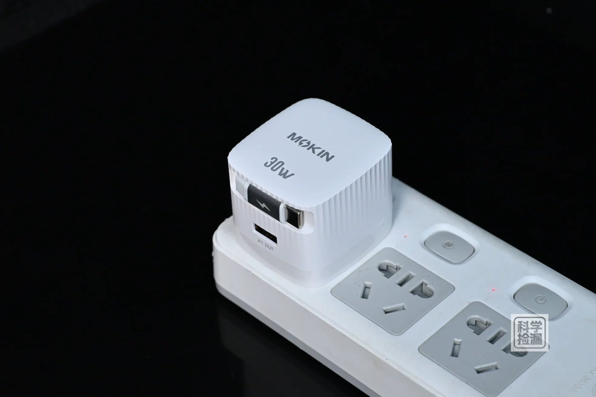 MOKIN 30W GaN Retractable Cable Charger 1A1C Fast 